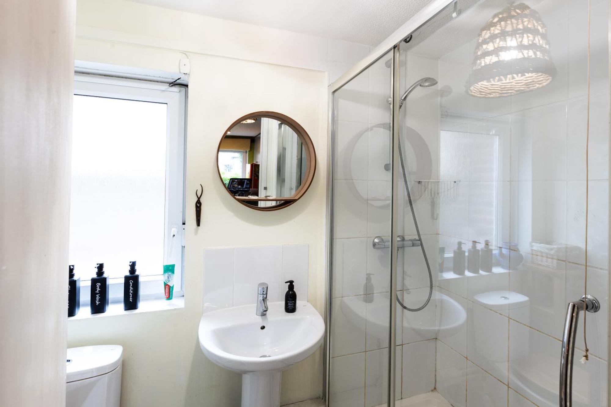 Apartment 20 Percent Off -Todayonly-Mobilerate Offers-Genius Offers-Londonbridge City Apartment W Free Parking-Wifi-Sleeps7-4Beds-Netflix-Family!