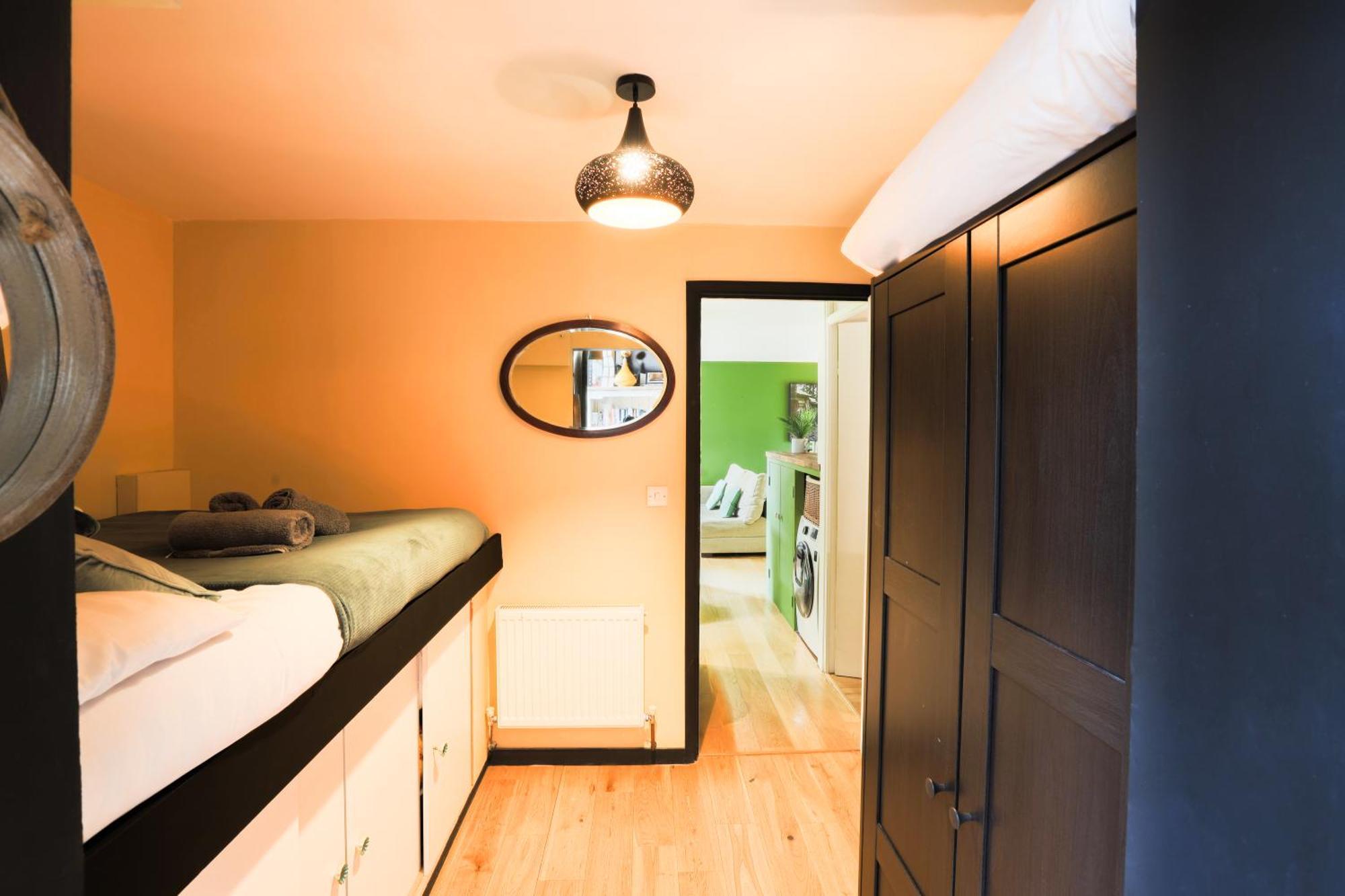 Apartment 20 Percent Off -todayonly-mobilerate Offers-genius Offers-londonbridge W Free Parking-wifi-sleeps7-4beds-netflix-family! London